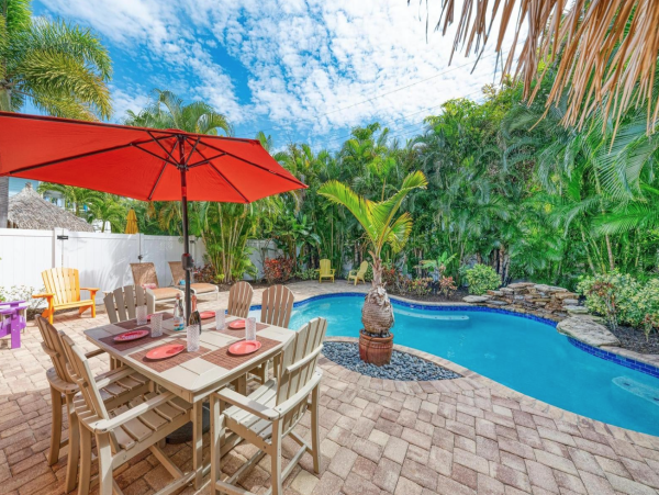 Three Bedroom Adorable Vacation Home In Anna Maria Island Private Pool