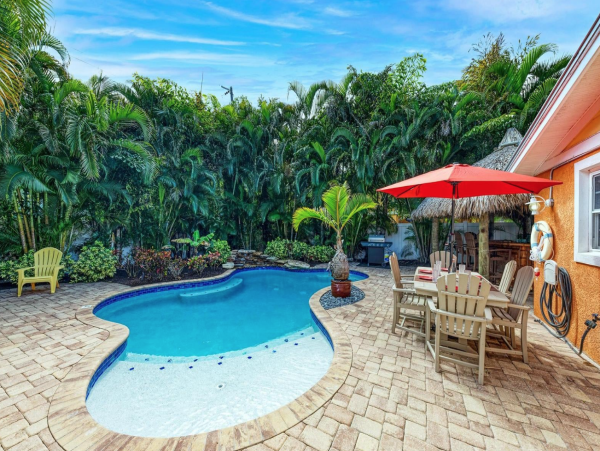 Three Bedroom Adorable Vacation Home In Anna Maria Island Private Pool