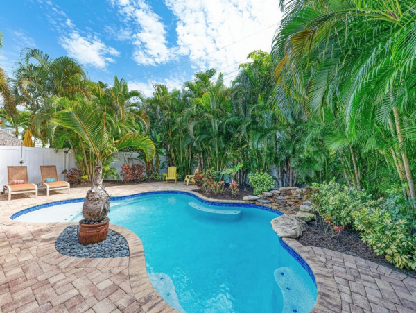 Three Bedroom Adorable Vacation Home In Anna Maria Island Private Pool