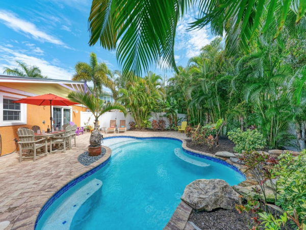 Three Bedroom Adorable Vacation Home In Anna Maria Island Private Pool