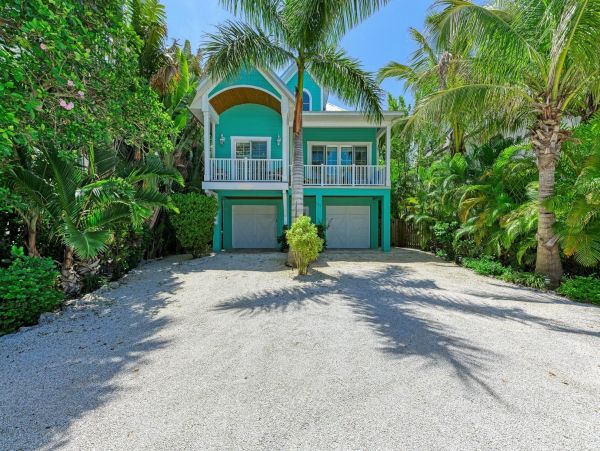West Of Gulf Drive no Main Road to Cross to Beach.