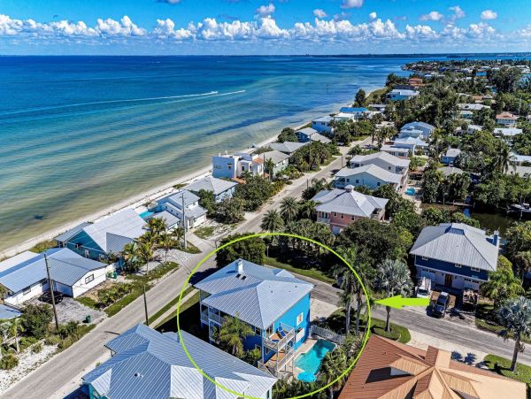 Bay View Villa Across the Steet From The Sand