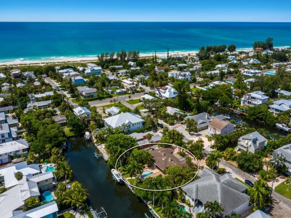 Waterside Vacation Home One Block to The Beach