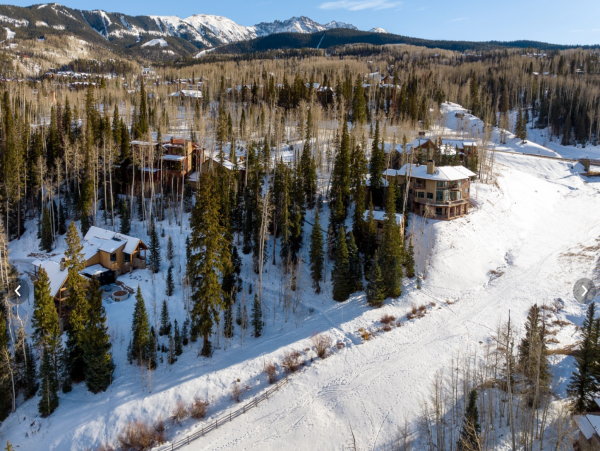 Sweeping views and exceptional ski in ski out access- Modern