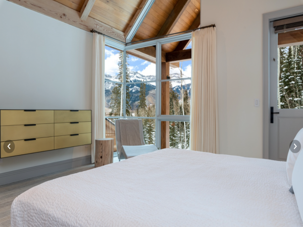 Sweeping views and exceptional ski in ski out access- Modern