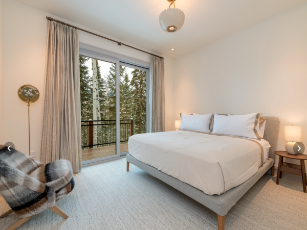 Sweeping views and exceptional ski in ski out access- Modern