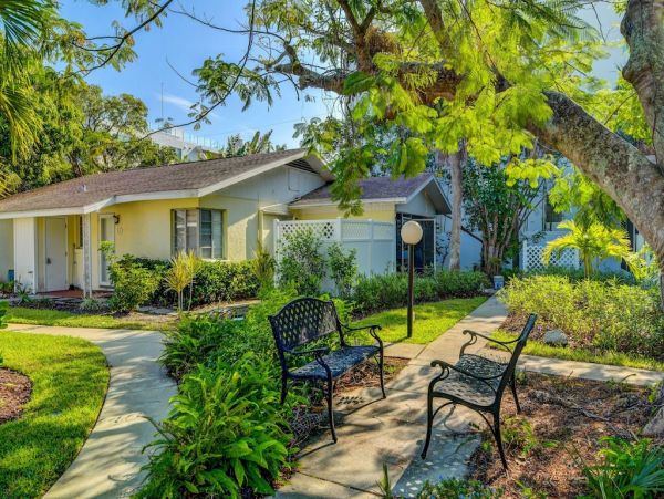 Lido Key Charming Vacation Cottage Short Walk to Beach