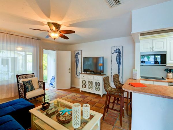 Lido Key Charming Vacation Cottage Short Walk to Beach