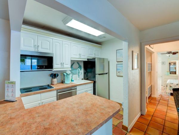 Lido Key Charming Vacation Cottage Short Walk to Beach