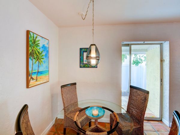 Lido Key Charming Vacation Cottage Short Walk to Beach