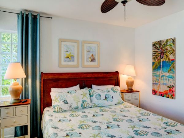 Lido Key Charming Vacation Cottage Short Walk to Beach