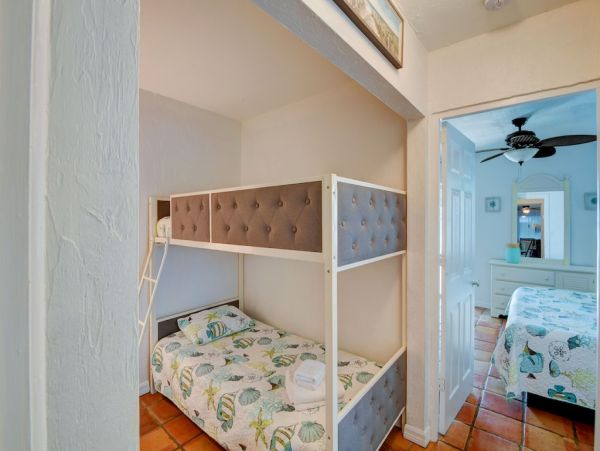 Lido Key Charming Vacation Cottage Short Walk to Beach