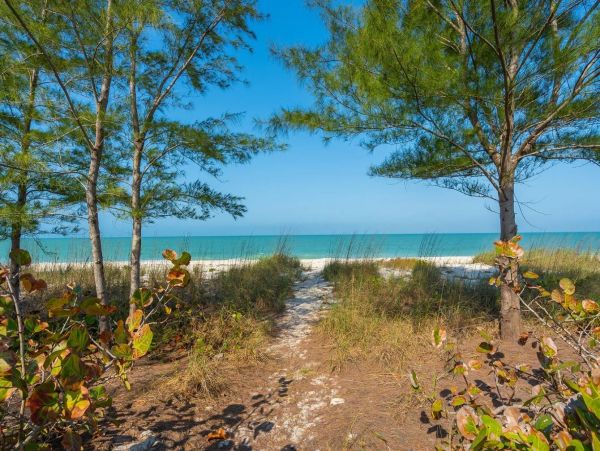 Charming Vacation Cottage in Nokomis Steps from Beach