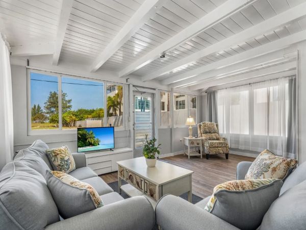 Charming Vacation Cottage in Nokomis Steps from Beach