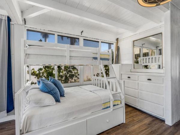 Charming Vacation Cottage in Nokomis Steps from Beach