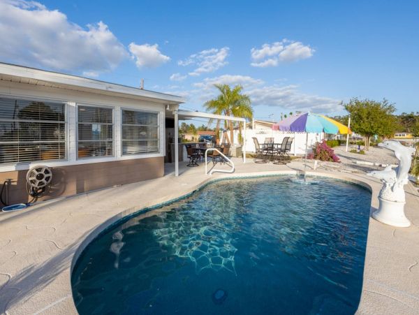 Lovely Waterfront 3 Bedroom Home Sleeps 8