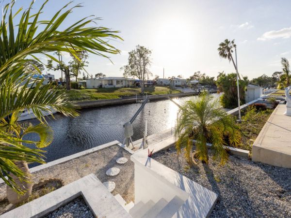 Lovely Waterfront 3 Bedroom Home Sleeps 8