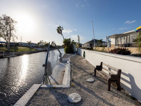 Lovely Waterfront 3 Bedroom Home Sleeps 8