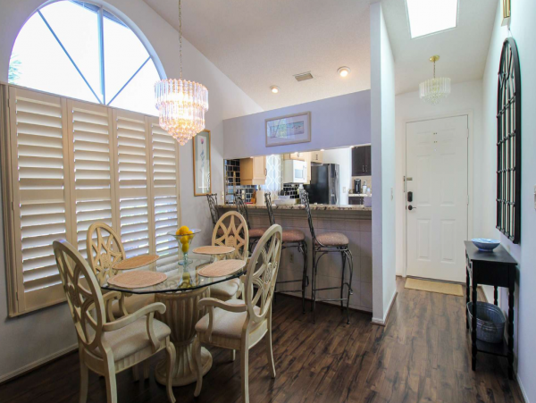 Cozy Vacation Rental 2 Bedrooms & Communal Pool