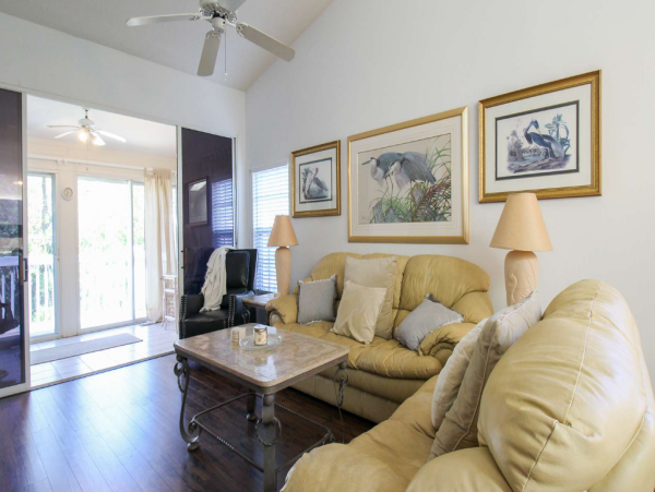 Cozy Vacation Rental 2 Bedrooms & Communal Pool