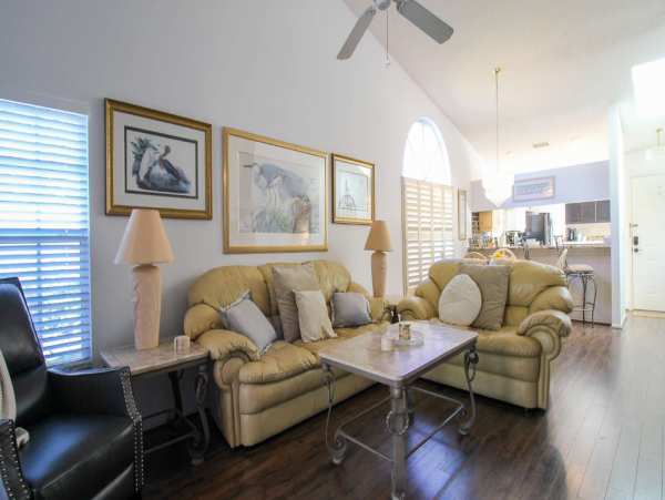 Cozy Vacation Rental 2 Bedrooms & Communal Pool