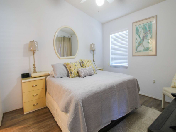 Cozy Vacation Rental 2 Bedrooms & Communal Pool