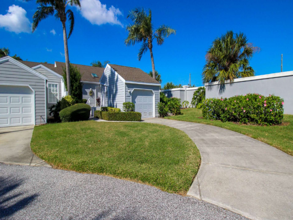 Cozy Vacation Rental 2 Bedrooms & Communal Pool