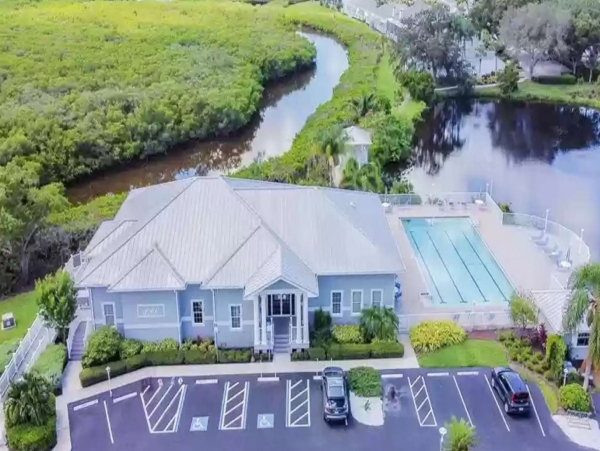 Cozy Vacation Rental 2 Bedrooms & Communal Pool