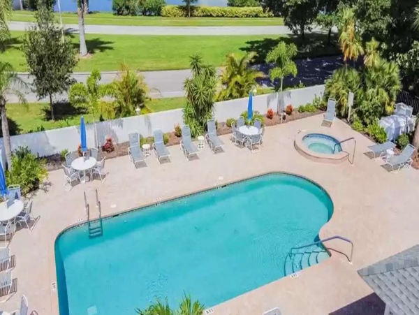 Cozy Vacation Rental 2 Bedrooms & Communal Pool