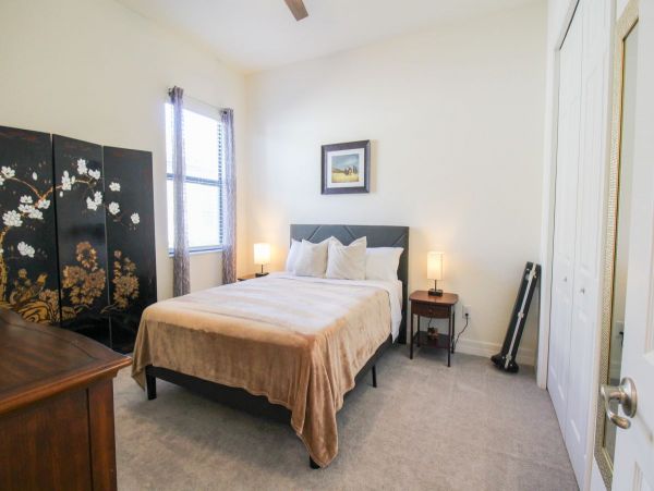 Gorgeous Lakefront 5 Bedroom Home in Bradenton