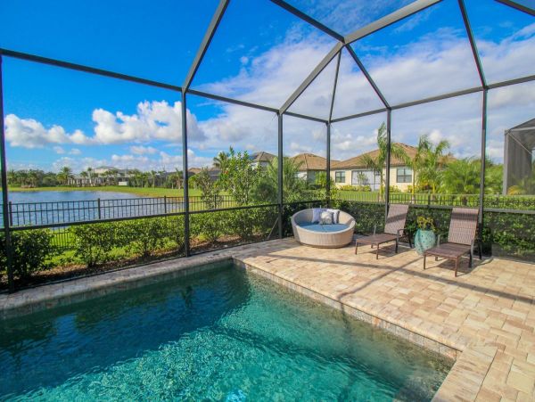 Gorgeous Lakefront 5 Bedroom Home in Bradenton