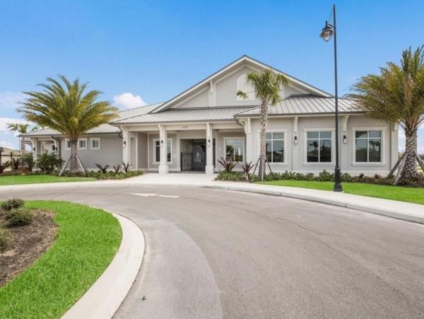 Gorgeous Lakefront 5 Bedroom Home in Bradenton