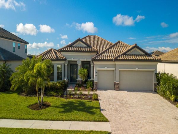 Gorgeous Lakefront 5 Bedroom Home in Bradenton