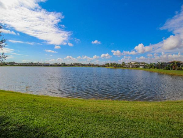 Gorgeous Lakefront 5 Bedroom Home in Bradenton