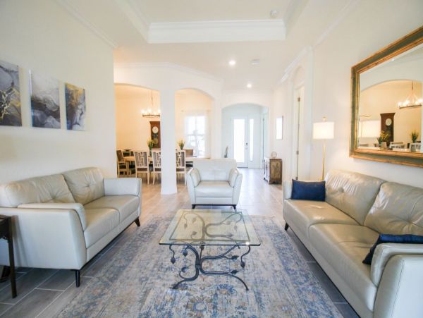 Gorgeous Lakefront 5 Bedroom Home in Bradenton
