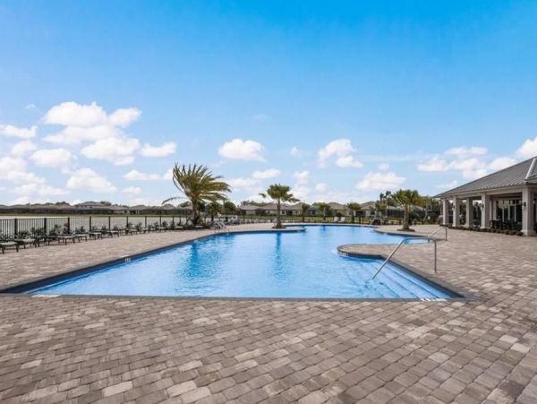 Gorgeous Lakefront 5 Bedroom Home in Bradenton