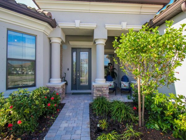 Gorgeous Lakefront 5 Bedroom Home in Bradenton