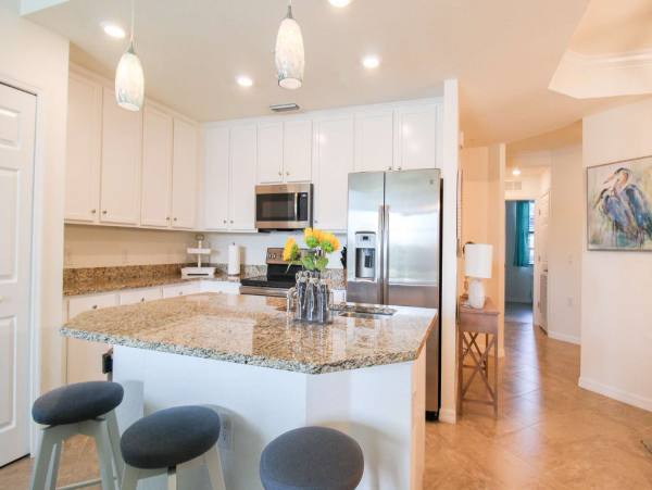 Stunning Vacation Condo with 3 Bedrooms & Lake Views