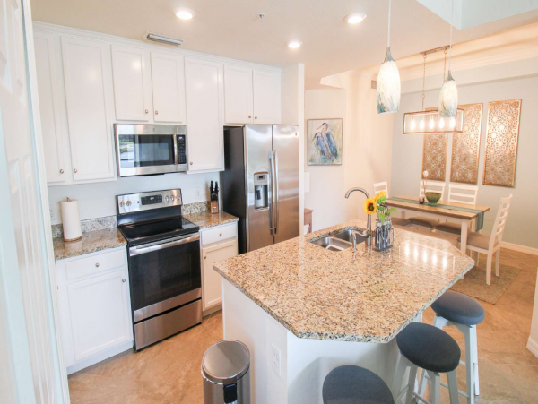 Stunning Vacation Condo with 3 Bedrooms & Lake Views