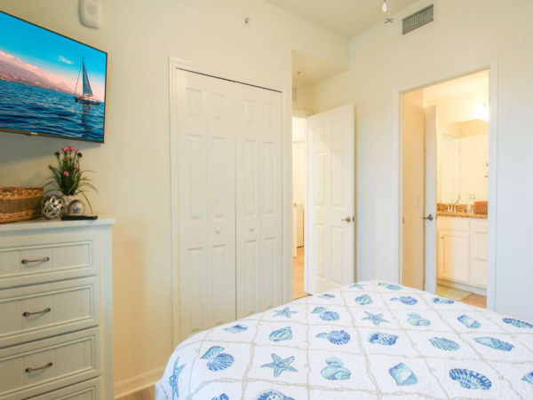 Stunning Vacation Condo with 3 Bedrooms & Lake Views