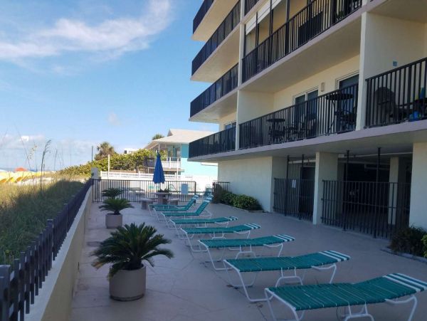 Wraparound corner Balcony with outstanding view in Madeira Beach