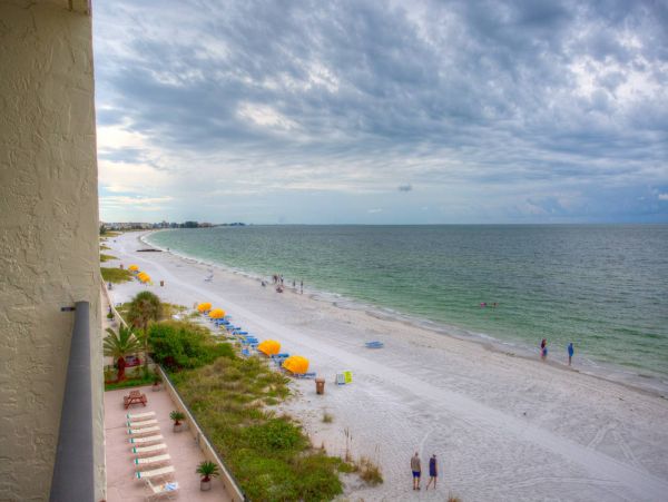 Wraparound corner Balcony with outstanding view in Madeira Beach