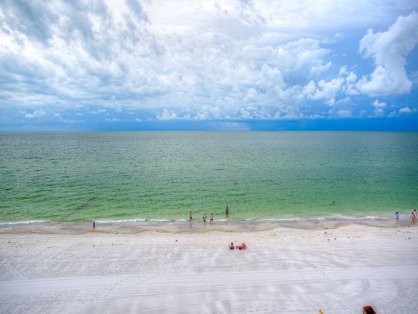 Wraparound corner Balcony with outstanding view in Madeira Beach