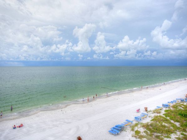 Wraparound corner Balcony with outstanding view in Madeira Beach
