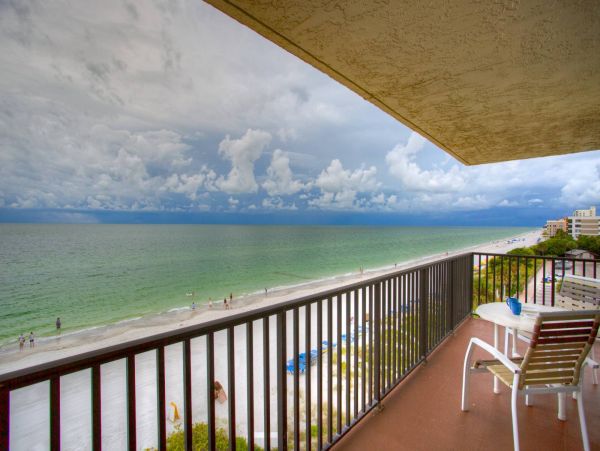 Wraparound corner Balcony with outstanding view in Madeira Beach