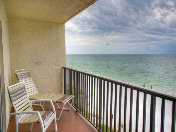 Wraparound corner Balcony with outstanding view in Madeira Beach