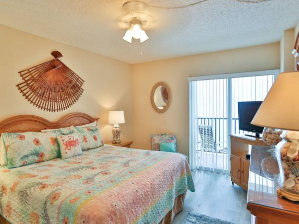 Wraparound corner Balcony with outstanding view in Madeira Beach