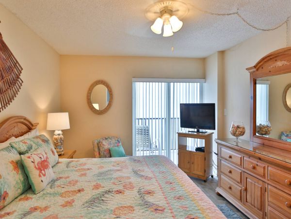 Wraparound corner Balcony with outstanding view in Madeira Beach