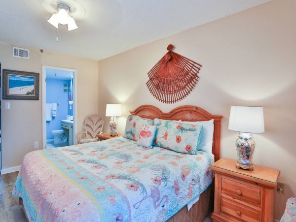 Wraparound corner Balcony with outstanding view in Madeira Beach