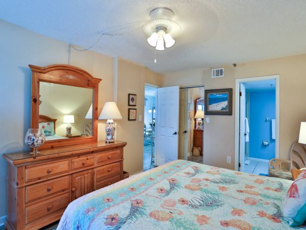 Wraparound corner Balcony with outstanding view in Madeira Beach